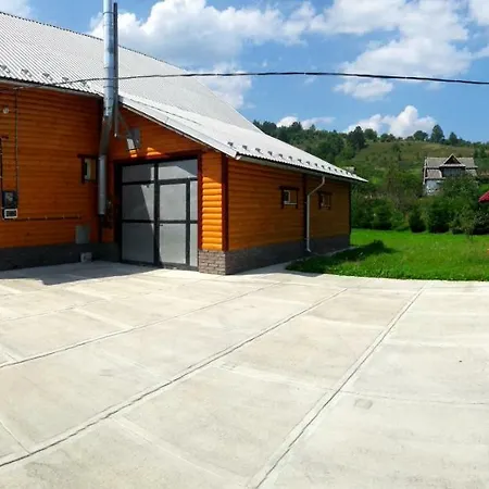 смерековий двір